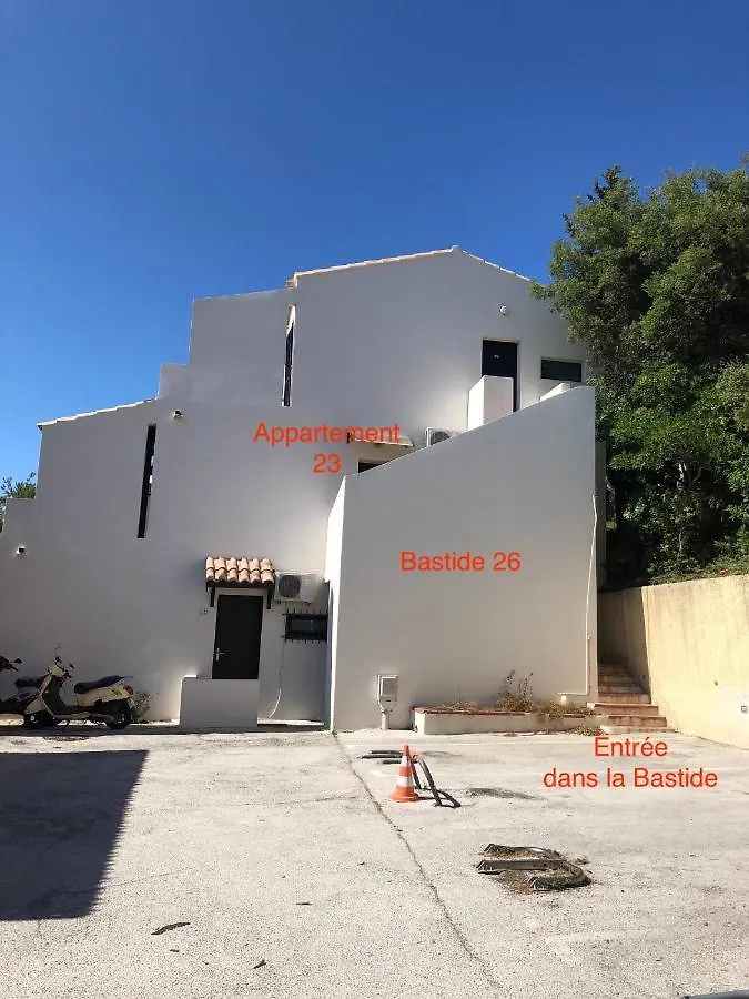 Appartement T2 terrasse spacieuse belle vue résidence avec piscine La Croix-Valmer France